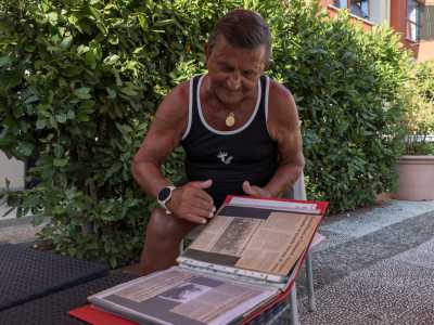 Quando entriamo nella struttura vediamo Colaianni seduto con indosso una tutina nera: sta sfogliando un album ricco di immagini e di ricordi delle sue imprese